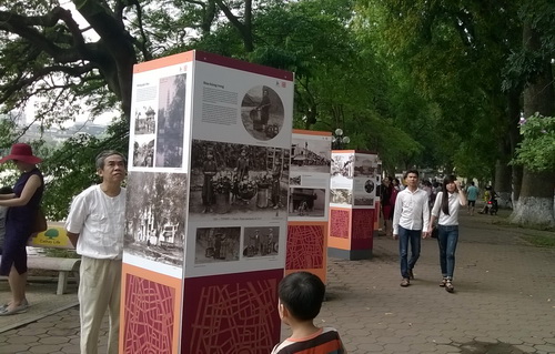 Hà Nội phố vắng, điểm vui chơi đông nghẹt ảnh 10